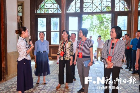 　　代表們視察采峰別墅修繕情況。