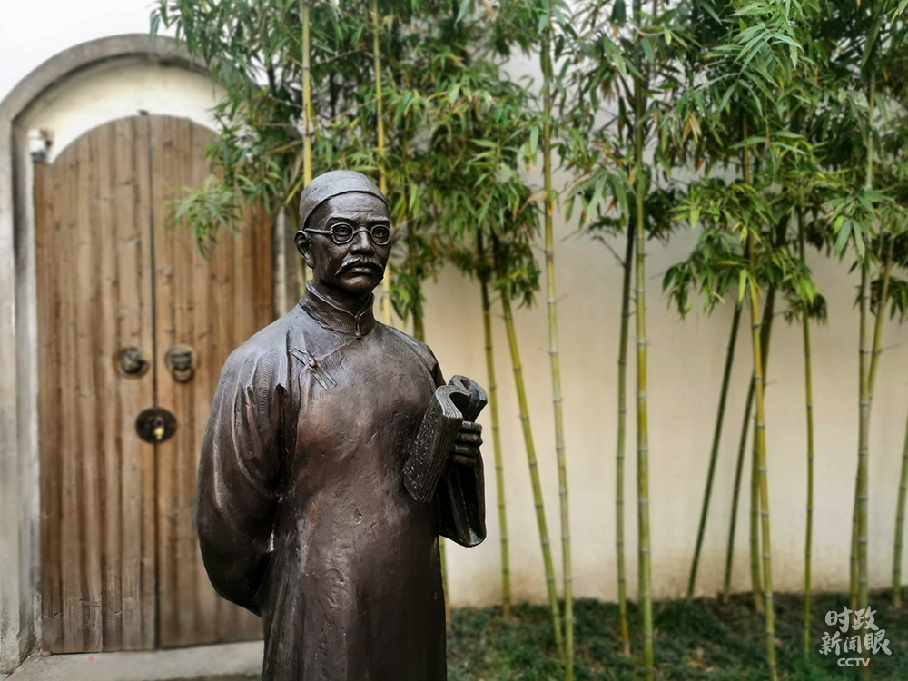 △嚴復故居中，嚴復雕像手中所拿的是《天演論》。（總臺央視記者張宇、覃思拍攝）