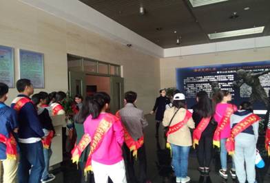 講解隊(duì)走進(jìn)曇石山文化博物館唐卡展