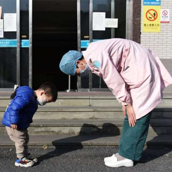 小患者向曹玲玲鞠躬致謝，曹玲玲鞠躬回禮