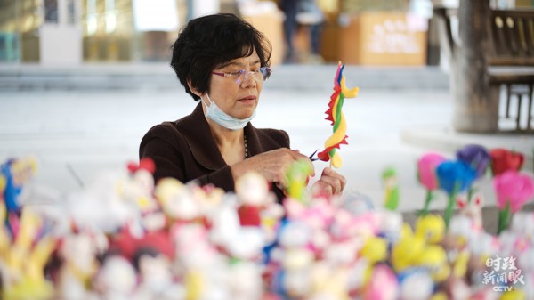 △南后街是三坊七巷的中軸線，街里店鋪林立，這是捏面人技藝。（總臺央視記者鐘銳、彭漢明拍攝）